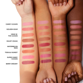 Blush Too Faced Cloud Crush 60g sur une table de maquillage