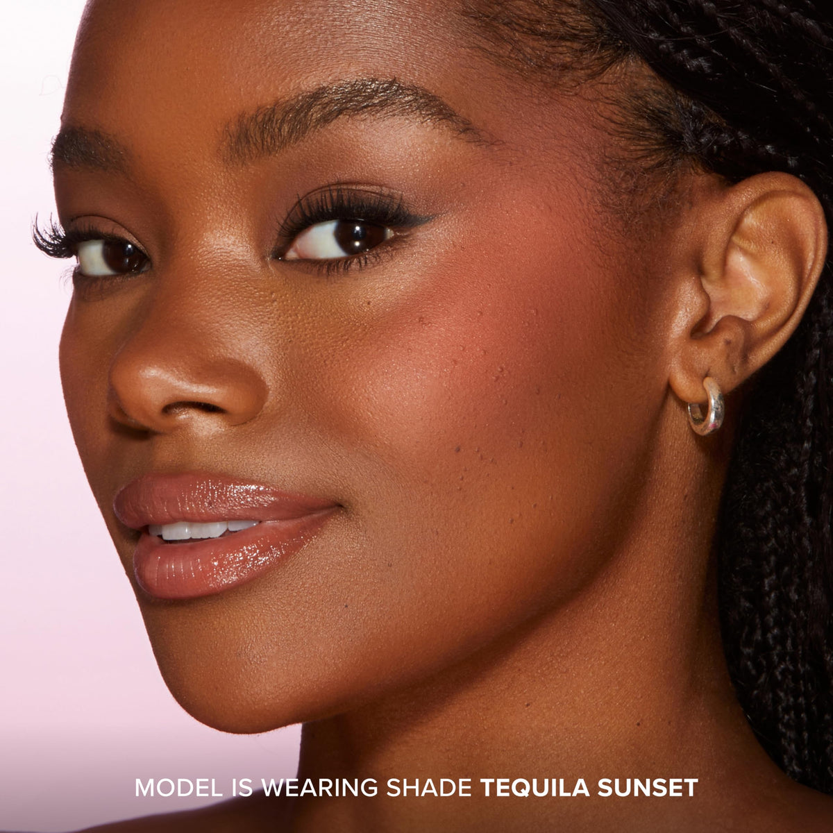 Blush Too Faced Cloud Crush Tequila Sunset sur une coiffeuse