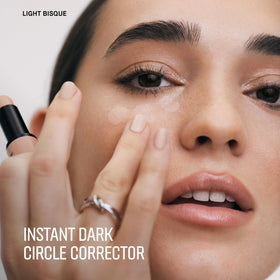 Bobbi Brown Correcteur de Teint Hydratant posé sur une coiffeuse