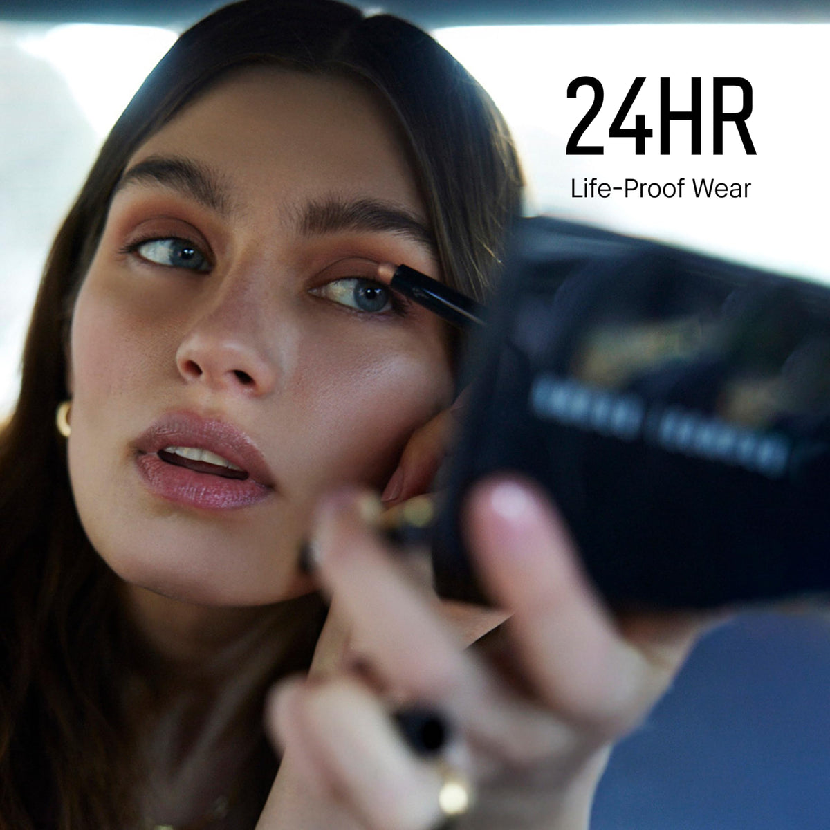 Bobbi Brown Long-Wear Cream Shadow Stick Taupe application sur la main