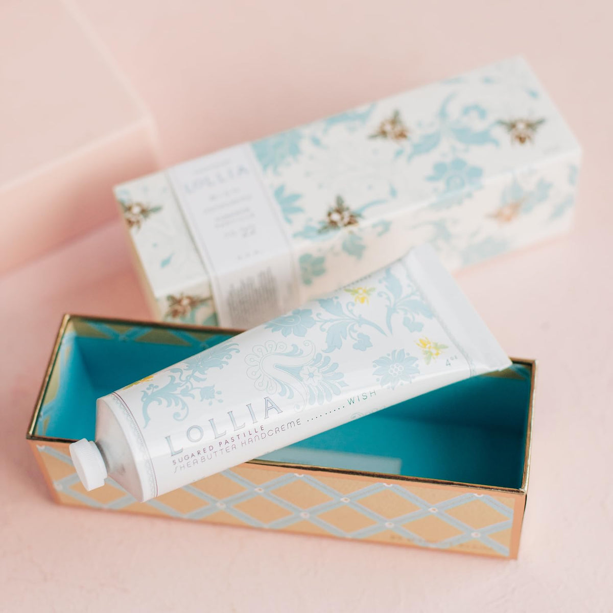 Boîte souvenir de la crème LOLLIA Wish avec motifs d'abeilles