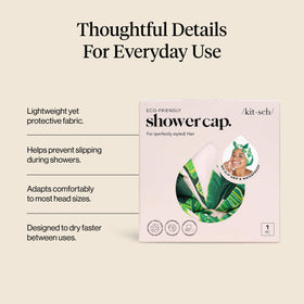 Bonnet de douche Kitsch porté par une femme dans la salle de bain