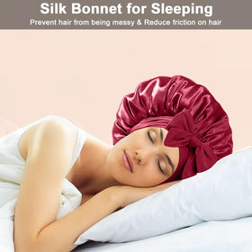 Bonnet de nuit en satin pendant une routine de soin