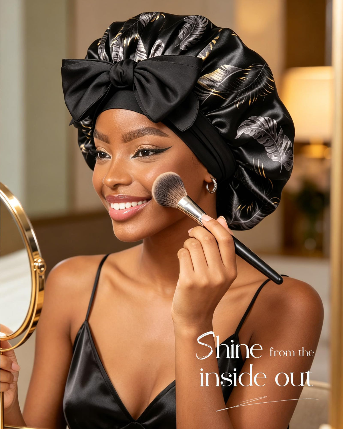 Bonnet de nuit en satin YANIBEST sur lit, montrant son utilisation