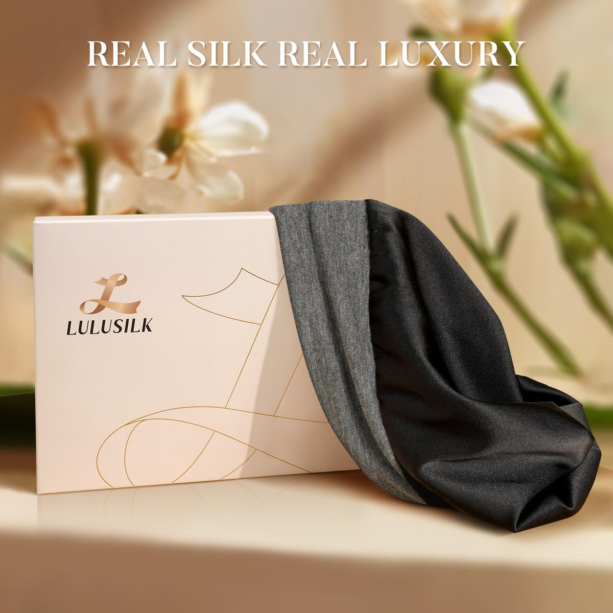 Bonnet de nuit en soie LULUSILK sur une table avec des accessoires de beauté