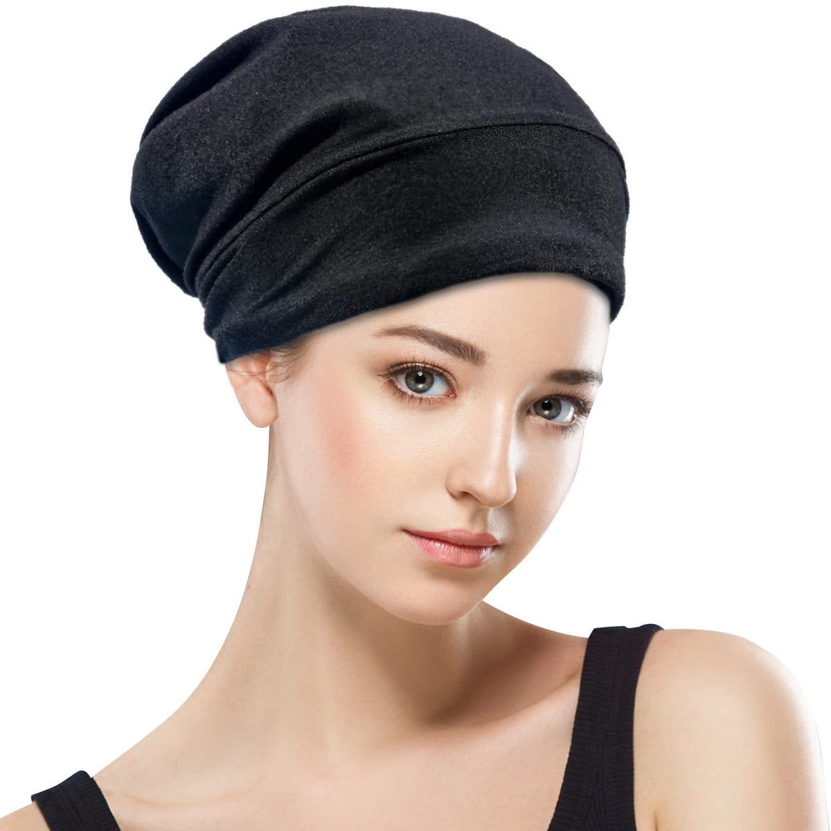 Bonnet de nuit satin noir sur un lit