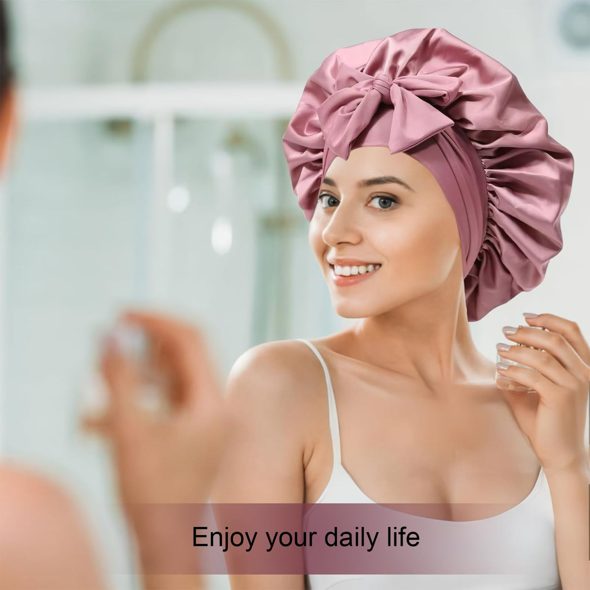 Bonnet en satin Confvrter sur un mannequin