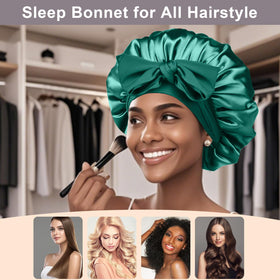 Bonnet en satin FIRSTPELLA porté par une femme, style décontracté