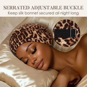 Bonnet en soie LULUSILK posé sur une table avec boîte cadeau