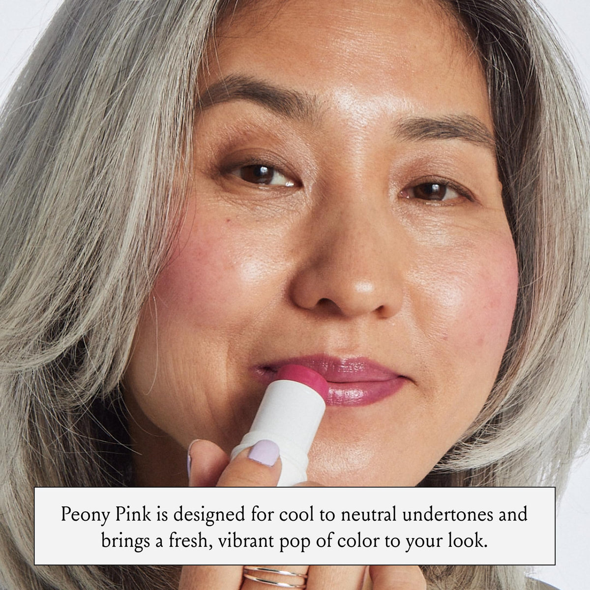 BOOM! Multistick Peony Pink sur une table de maquillage