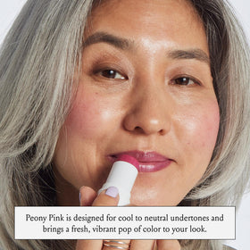 BOOM! Multistick Peony Pink sur une table de maquillage