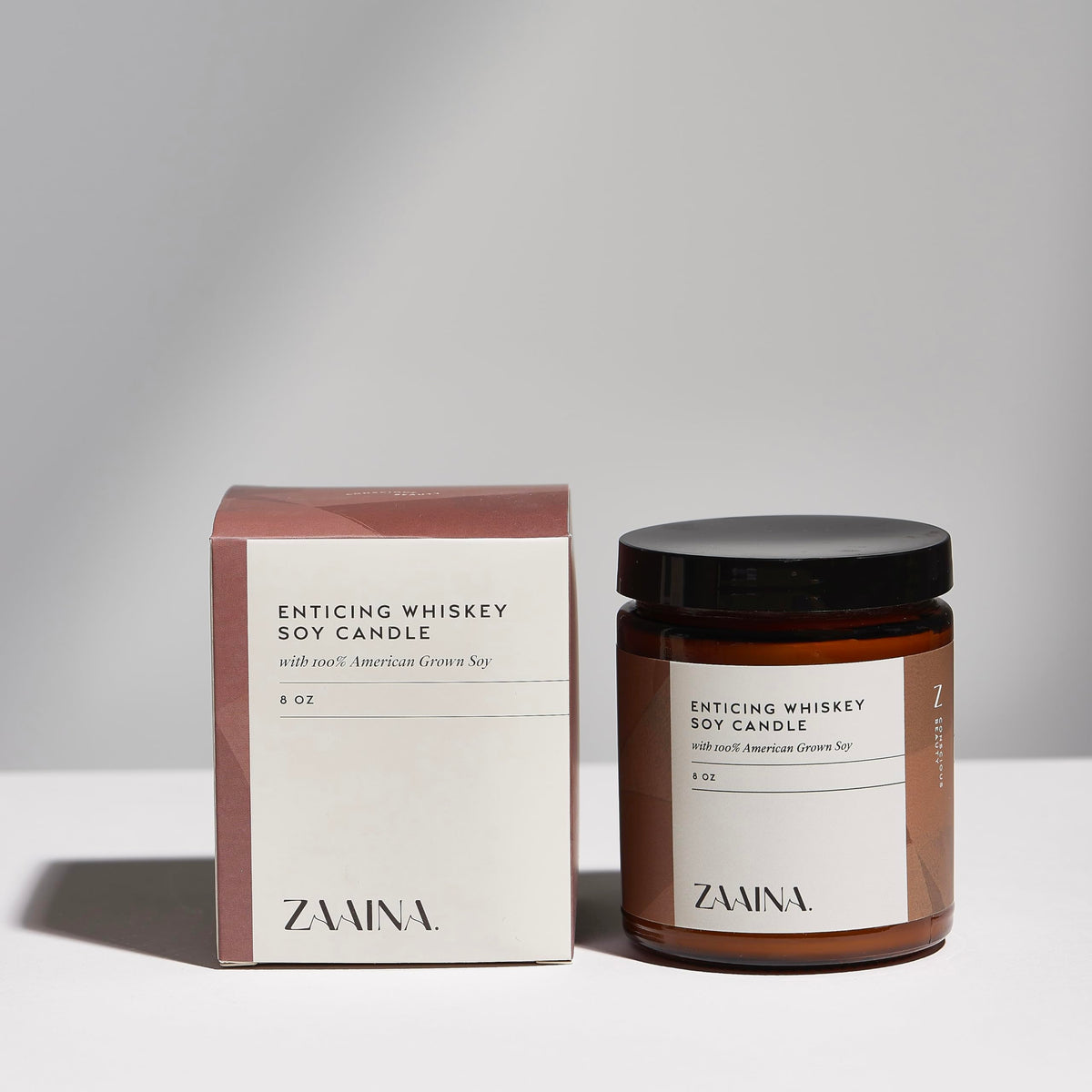 Bougie parfumée au whisky ZAAINA allumée sur une table