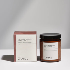 Bougie parfumée au whisky ZAAINA allumée sur une table