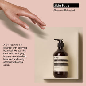 Bouteille Aesop Citrus Melange avec des ingrédients naturels autour