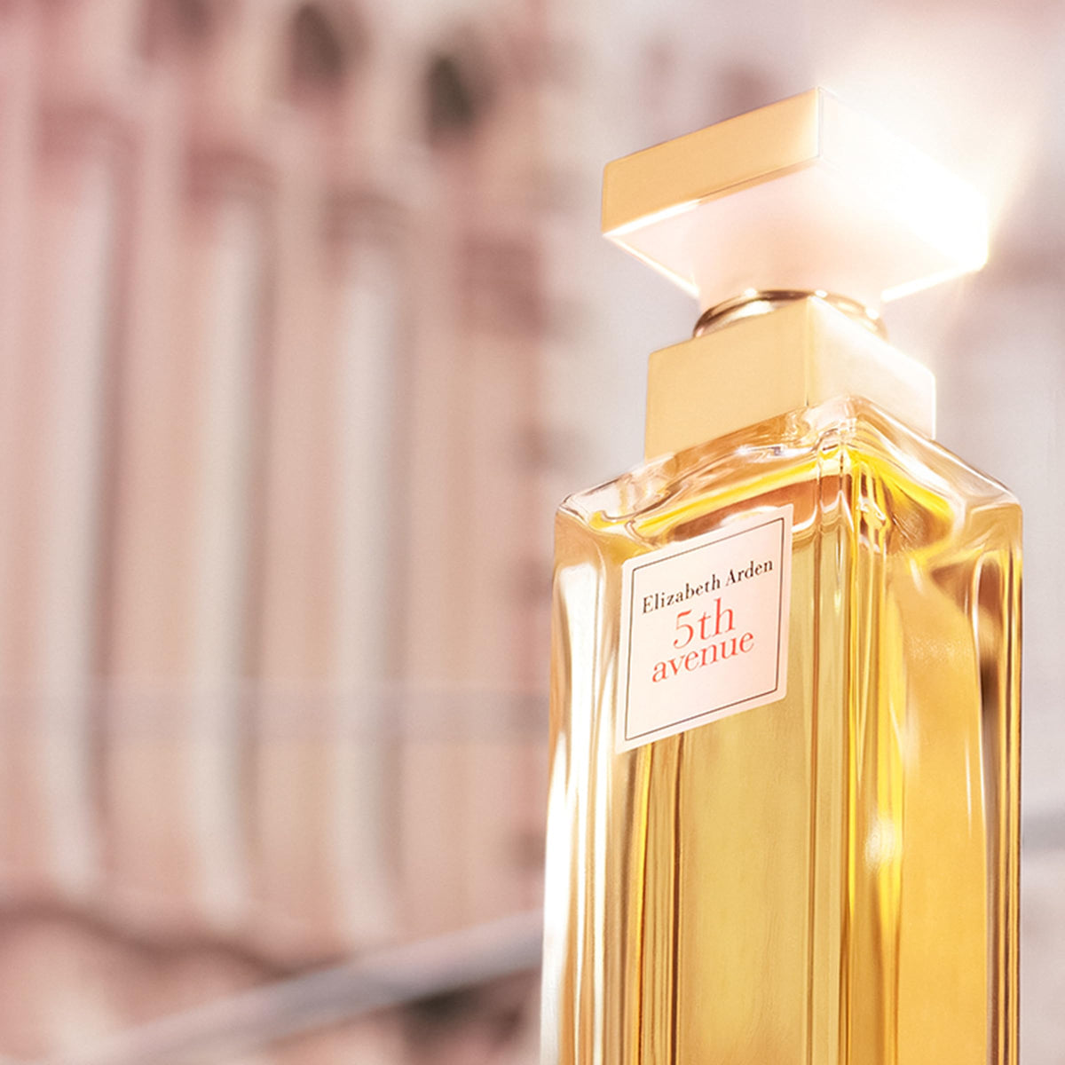 Bouteille d'Eau de Parfum Elizabeth Arden 5th Avenue sur fond neutre