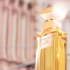 Bouteille d'Eau de Parfum Elizabeth Arden 5th Avenue sur fond neutre