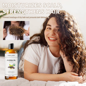 Bouteille d'huile de jojoba MAYJAM à côté de produits de soins personnels