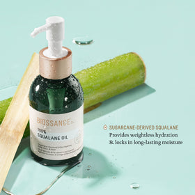 bouteille d'huile de squalane 100% BIOSSANCE avec mains appliquant l'huile