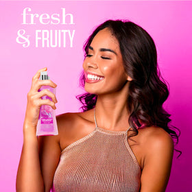 Bouteille de Body Fantasies Brume Parfumée Coton Sucré sur un fond blanc