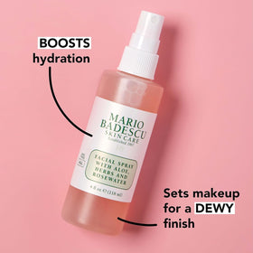 Bouteille de brume hydratante Mario Badescu avec ingrédients naturels en arrière-plan