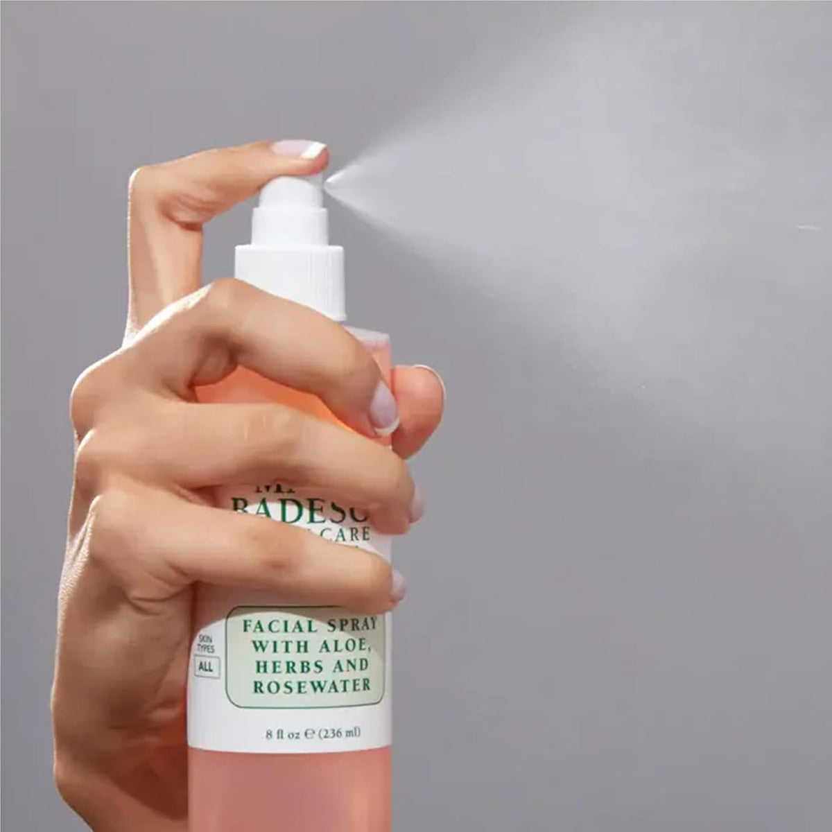 Bouteille de brume hydratante Mario Badescu sur une table de maquillage