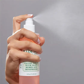Bouteille de brume hydratante Mario Badescu sur une table de maquillage