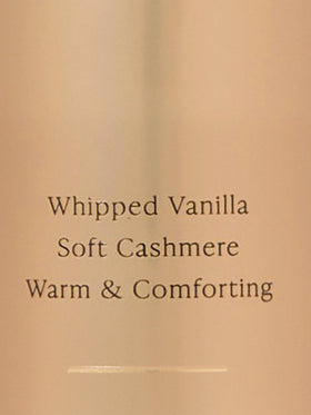 Bouteille de brume Victoria's Secret Bare Vanilla sur une coiffeuse