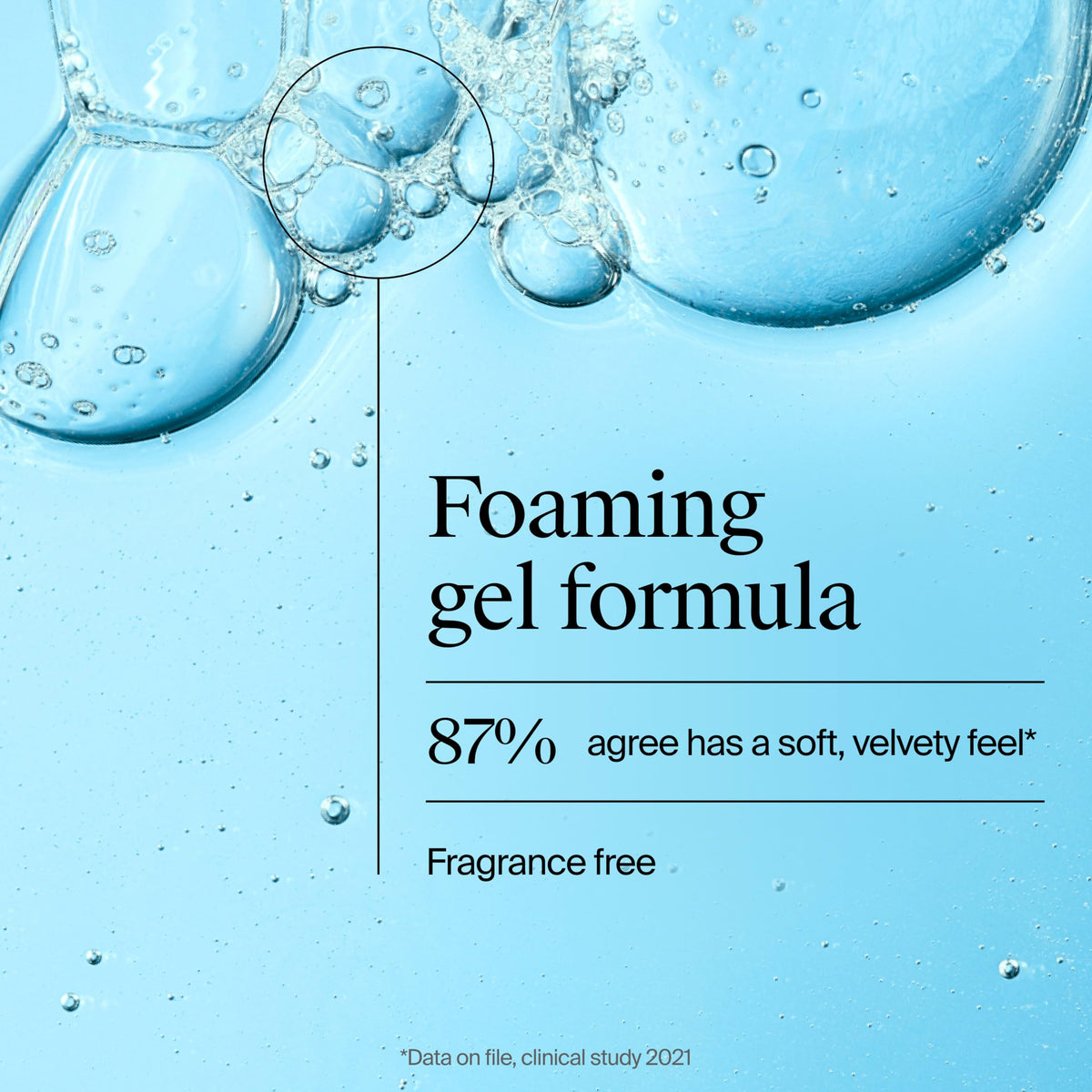 Bouteille de gel nettoyant visage Neutrogena Hydro support avec d'autres produits de soin