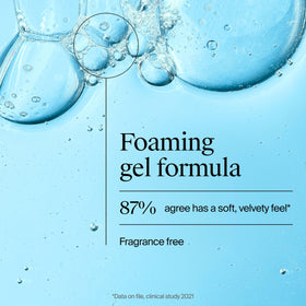 Bouteille de gel nettoyant visage Neutrogena Hydro support avec d'autres produits de soin