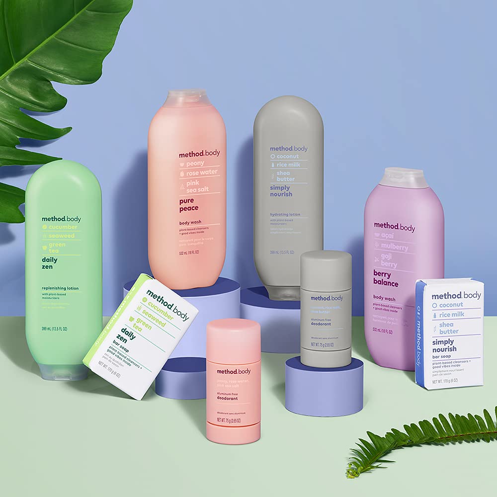 Bouteille de lotion hydratante Method Simply Nourish sur une table en bois