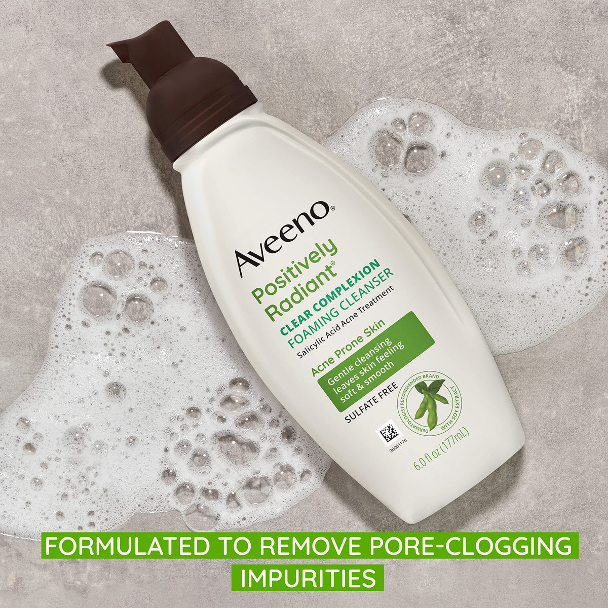 Bouteille de nettoyant Aveeno avec mousse sur une main
