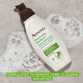 Bouteille de nettoyant Aveeno avec mousse sur une main