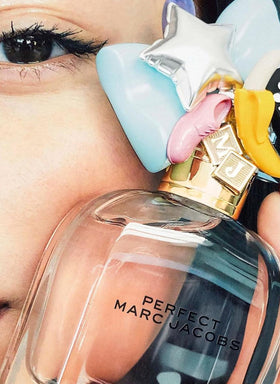 Bouteille de parfum Marc Jacobs Perfect sur un fond élégant