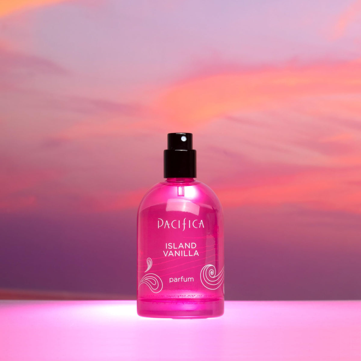 Bouteille de parfum Pacifica Island Vanilla avec un fond de plage