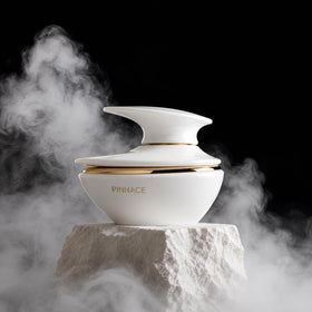 Bouteille de Pinnace Eau de Parfum Unisexe sur fond blanc