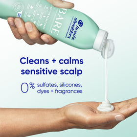 Bouteille de shampooing anti-pelliculaire Head & Shoulders BARE, mise en scène sur un lavabo