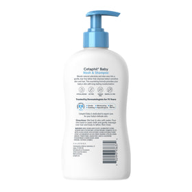Bouteille de shampooing et gel douche bébé Cetaphil dans un environnement de bain