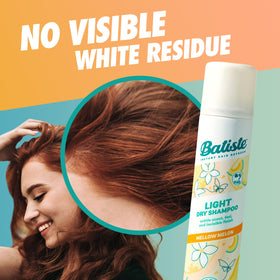 Bouteille de shampooing sec Batiste dans une salle de bain