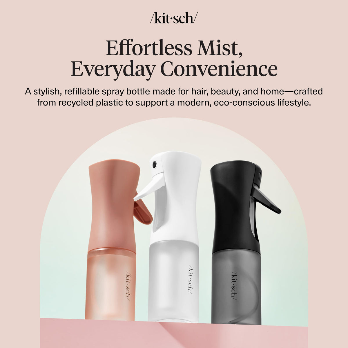 Bouteille de spray Kitsch à côté d'autres accessoires de beauté