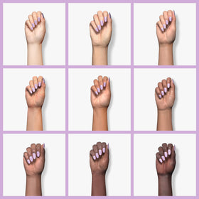 Bouteille de vernis à ongles gel lavande modelones sur une table