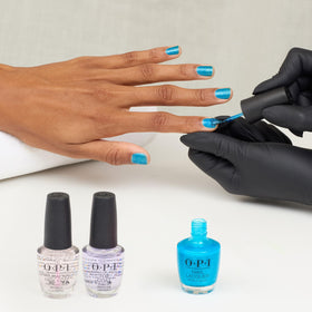 Bouteille de vernis OPI Sky Blue's the Limit, close-up du pinceau