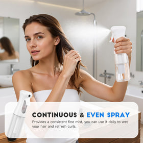 Bouteille spray Plaode en utilisation sur des cheveux mouillés