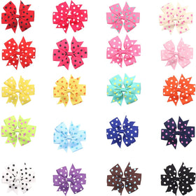 Bows en grosgrain disposés sur une surface en bois