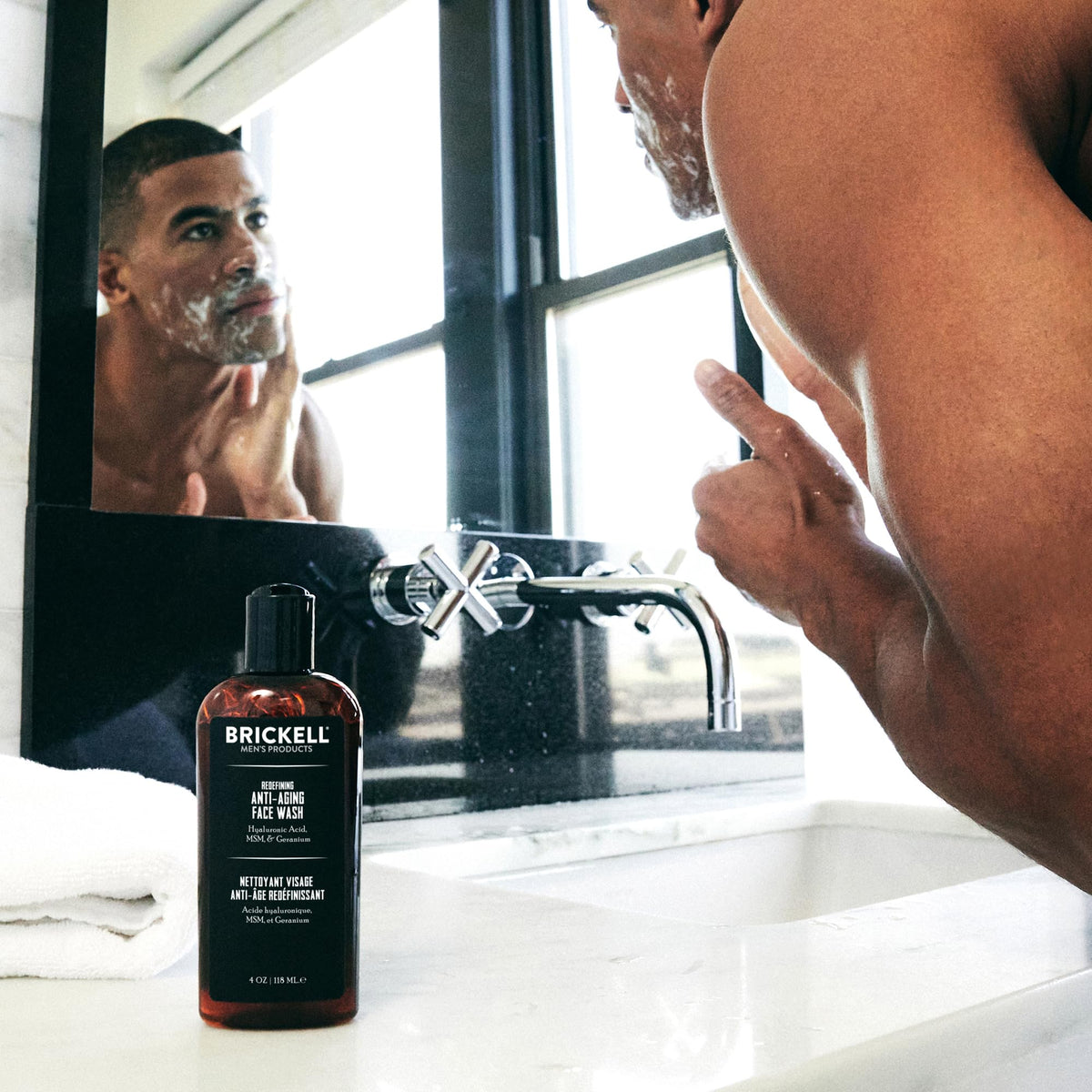 Brickell Gel Nettoyant Visage Anti-Âge avec texture en gel
