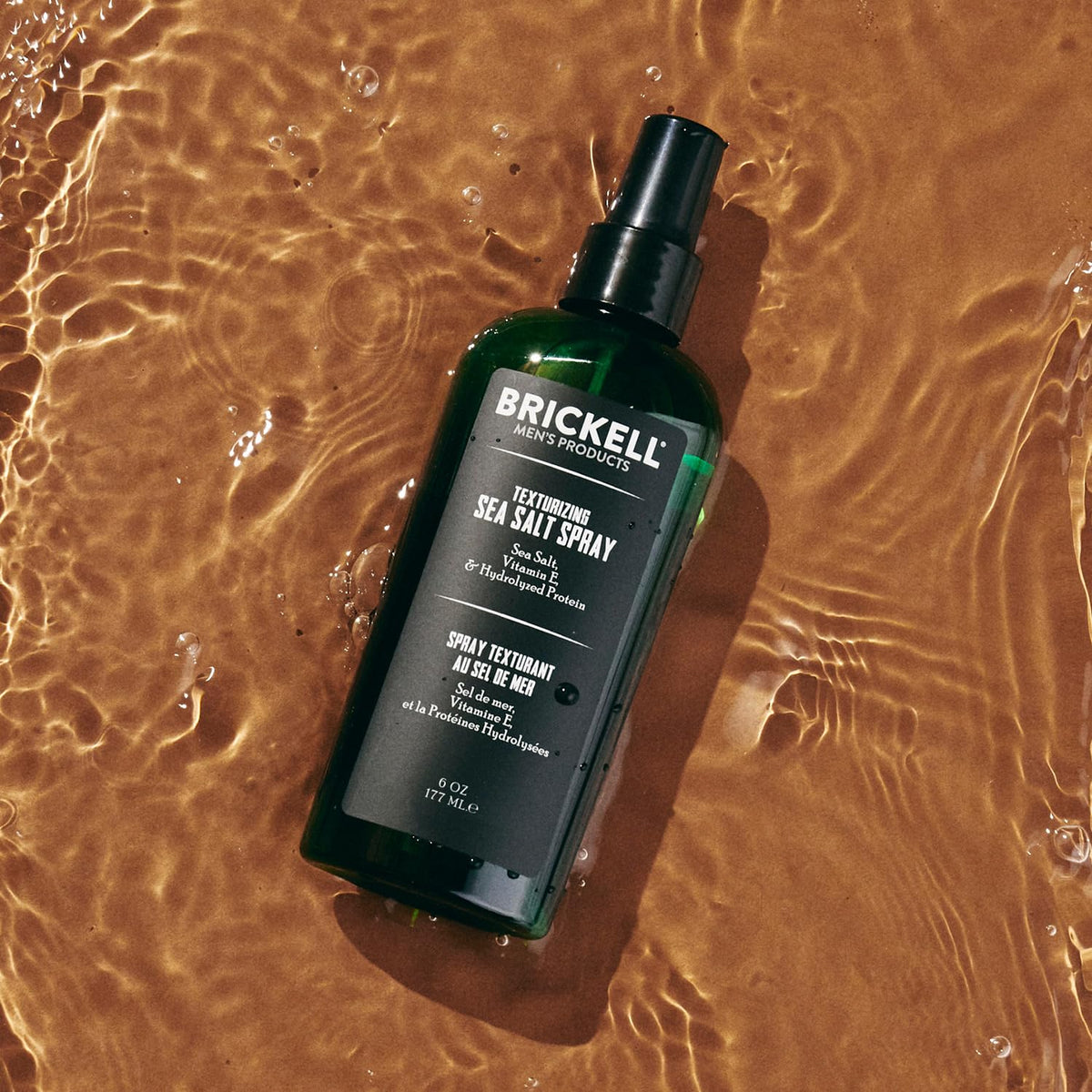 Brickell Men's Texturizing Sea Salt Spray sur une table en bois