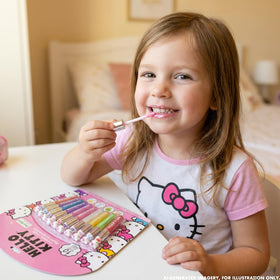 Brillant à lèvres Hello Kitty en action lors d'une soirée pyjama