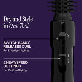 Brosse à air chaud HOT TOOLS en utilisation sur des cheveux bouclés
