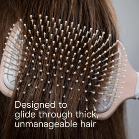Brosse à cheveux Conair utilisée sur des cheveux humides