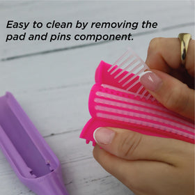 Brosse à cheveux Denman D3 utilisée sur des cheveux bouclés