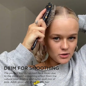 Brosse à cheveux Denman D81M vue de côté avec son design ergonomique